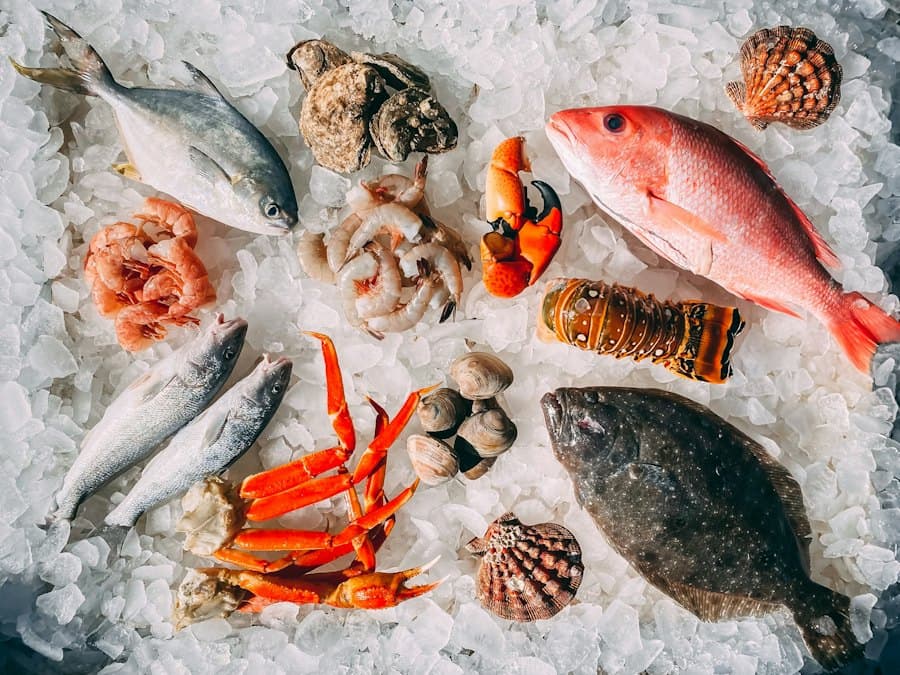 Pescados y mariscos frescos sobre hielo